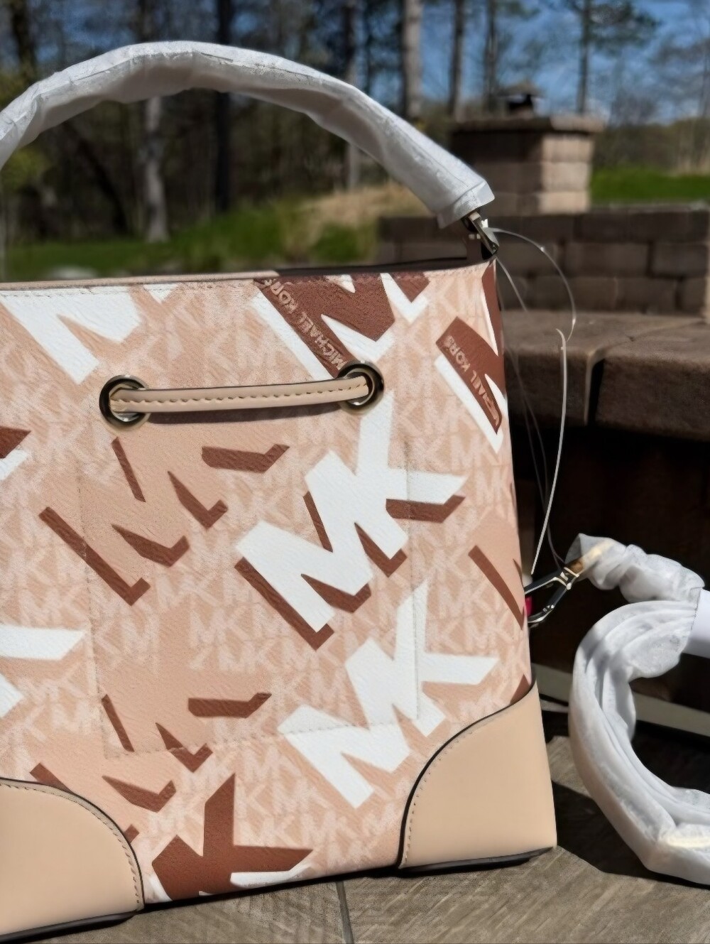 Michael Kors bucket bag mercer medium drawstring messager bag buff multi purse - Picture 5 of 8